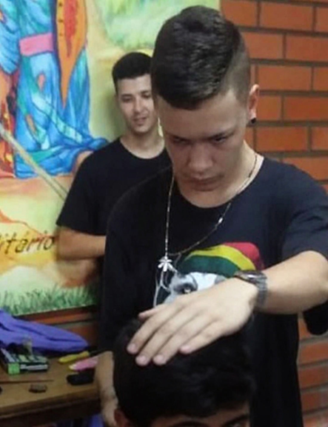 Kauã no início da sua trajetória em uma barbearia