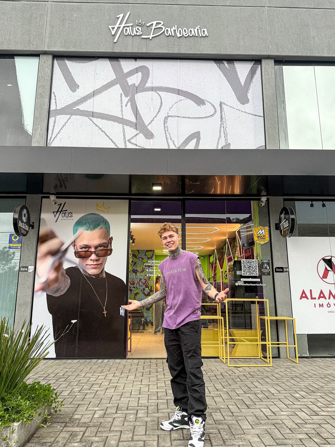 Kauã diante da Haus Barbearia consolidada
