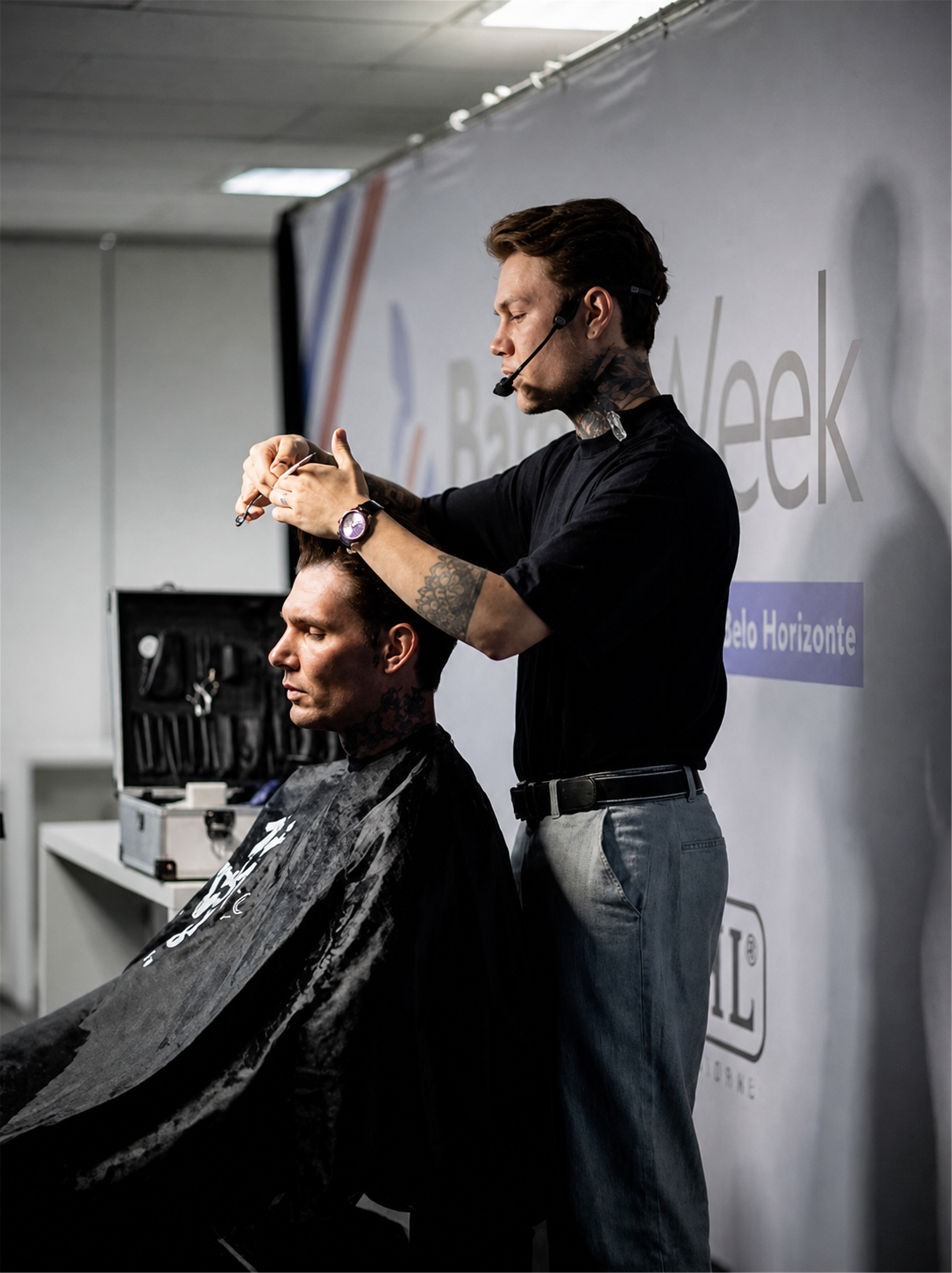 Kauã ensinando técnica de barbearia em um evento