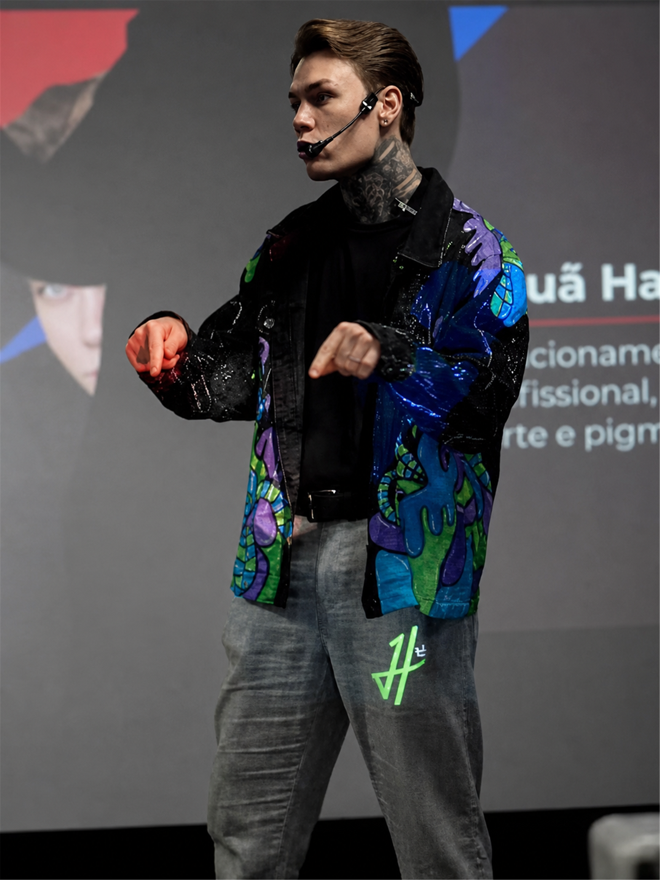 Kauã Hausmann palestrando para profissionais